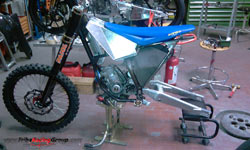 Montaggio di un telaio nella costruzione di un prototipo per moto da cross