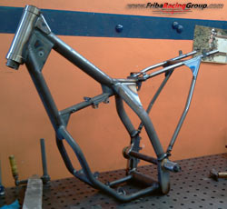Esempio di saldatura di un telaio nella realizzazione di un prototipo per moto da cross